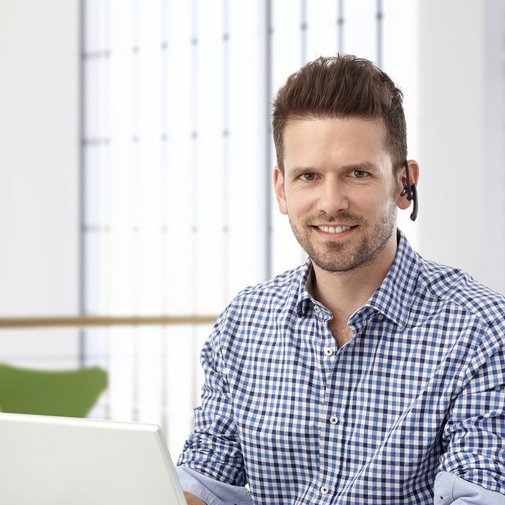 Ein Ansprechpartner sitzt im Büro - unsere Mitarbeiter stehen für Sie bereit.